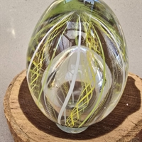 æggeformet-glas-brevpresse-skulptur-gul-grøn-hvid-dekoration-indeni-gammel-glasdekoration